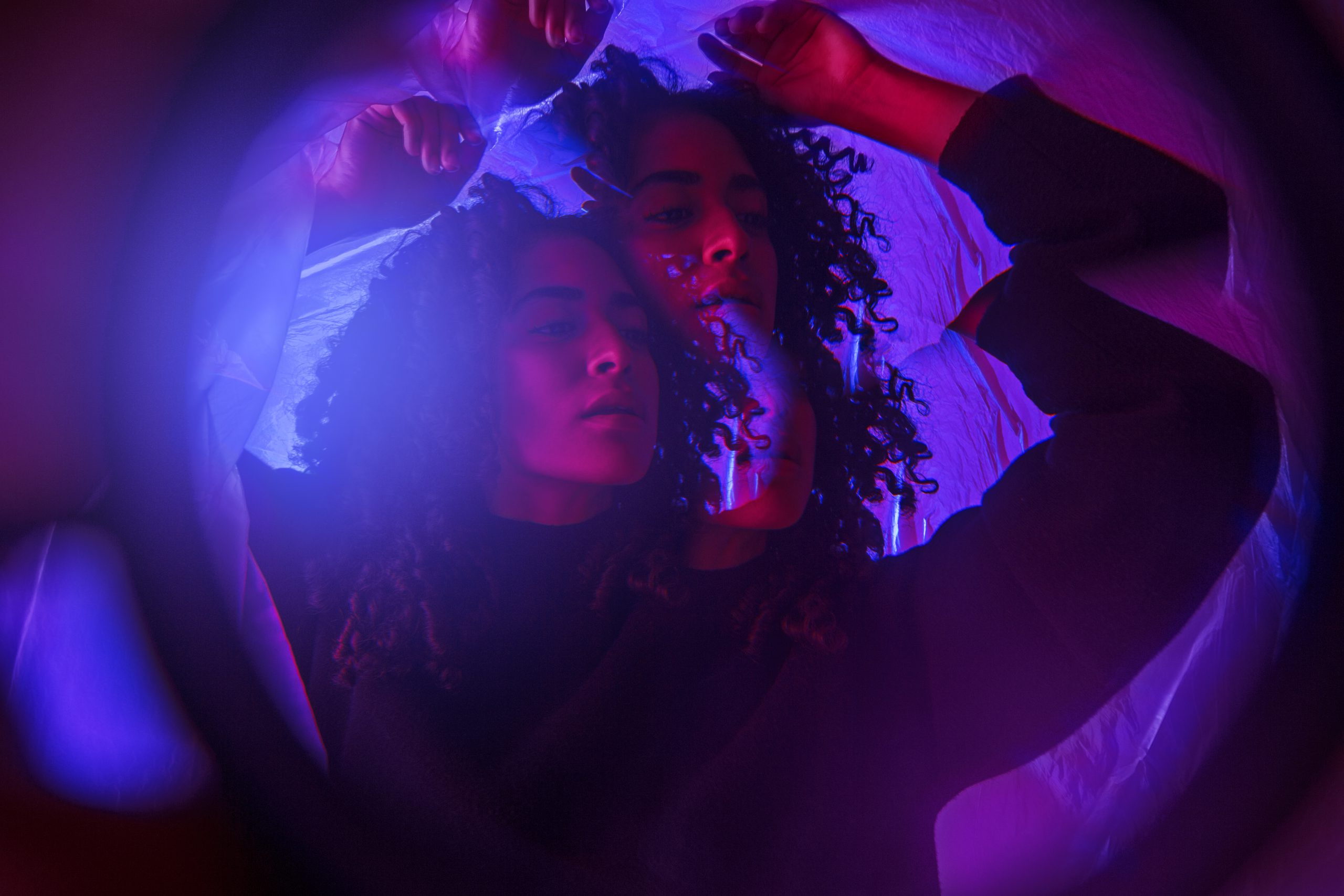 Goście bawiący się w strip club Kraków podczas weekendowego show

