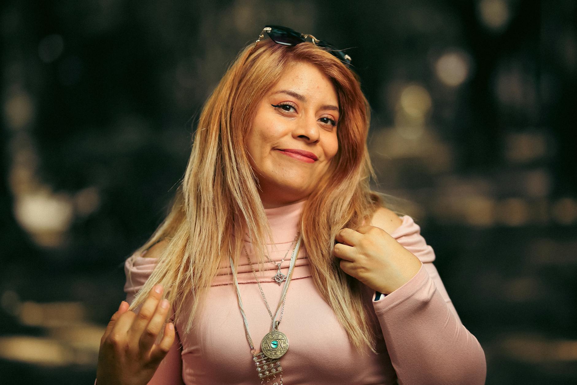 Uśmiechająca się kobieta - Ustawienia aparatu do fotografii portretowej