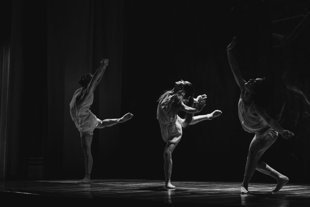 czarno białe zdjęcie tańczących dziewczyn