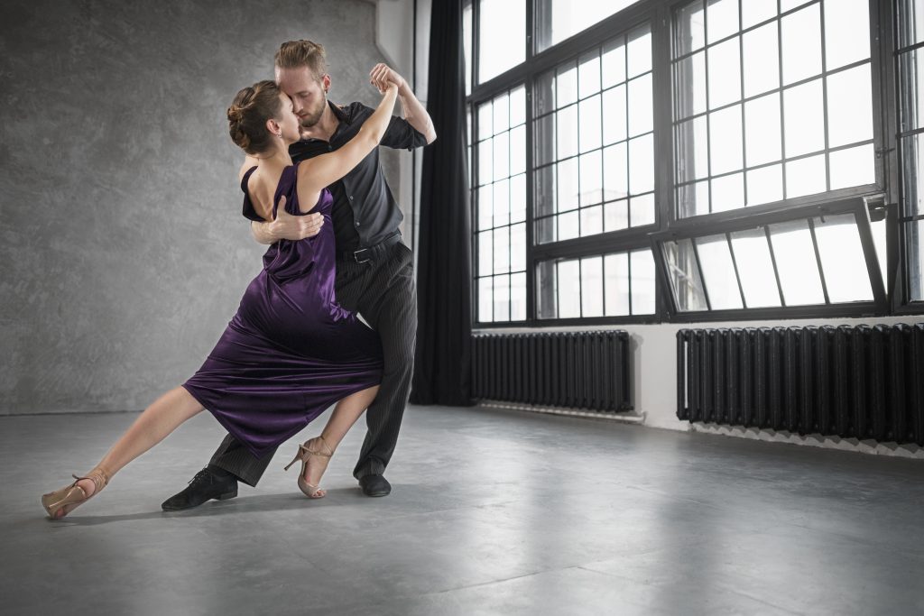 młoda para tańcząca tango na sali - kursy tańca dla par