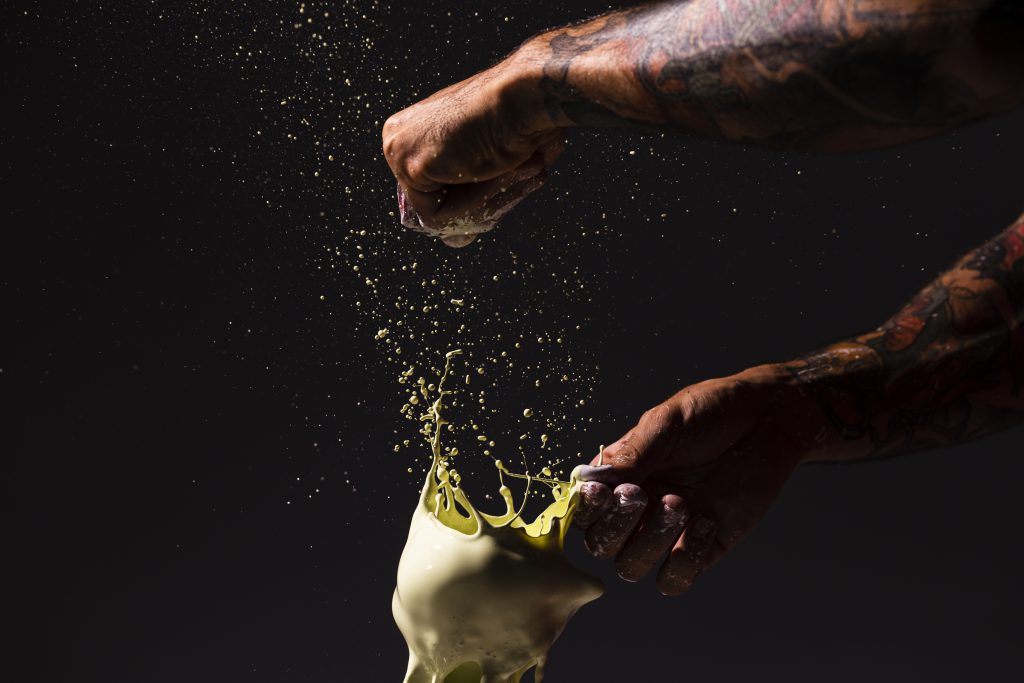 mężczyzna strzela balonem wypełnionym cieczą - kurs flair