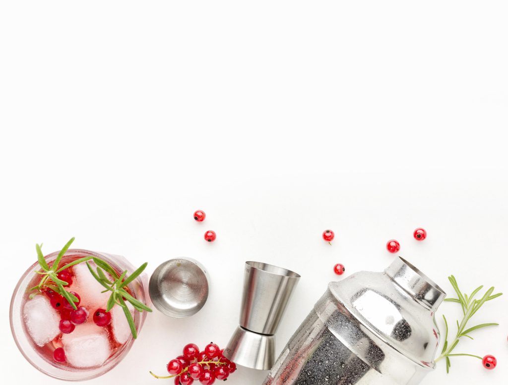 akcesoria barmańsie ułożone napłaskim blacie - kurs barmański koszt