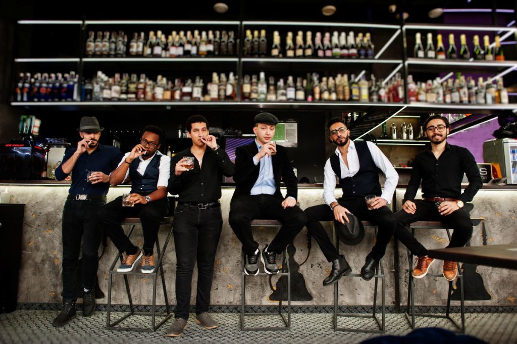 Grupka mężczyzn siedząca przy barze w trakcie wieczoru kawalerskiego w Krakowie