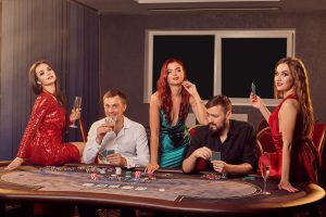 Goście bawiący się przy stole do blackjacka – mobilne kasyno na imprezę w pełnym rozkwicie.