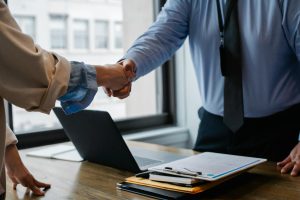 Produkcja kontraktowa – kiedy warto z niej skorzystać?