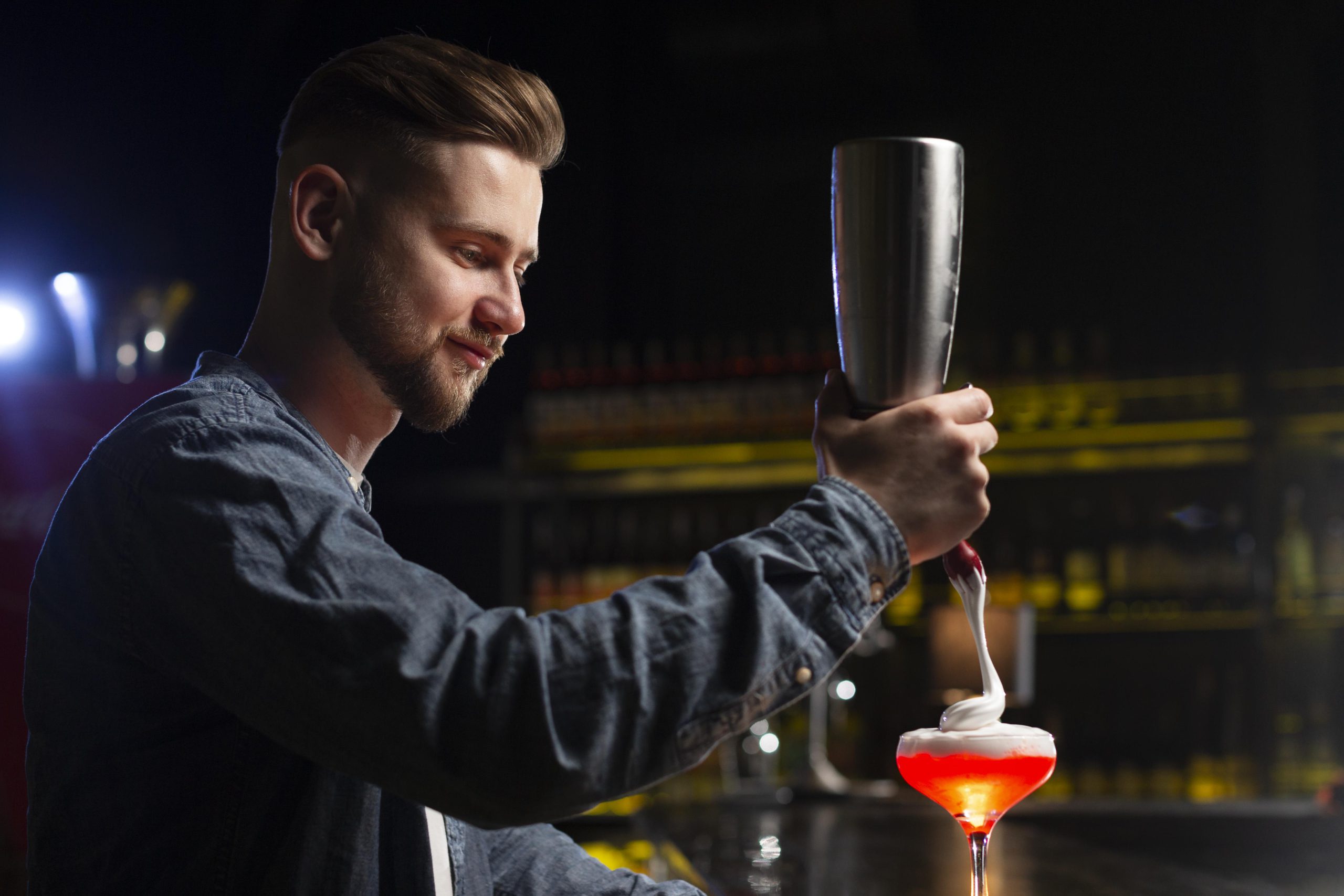barman przygotowujący drinka - szkolenie barmańskie