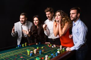 grupa młodych ludzi grających w blackjack - mobilne kasyno na impreze