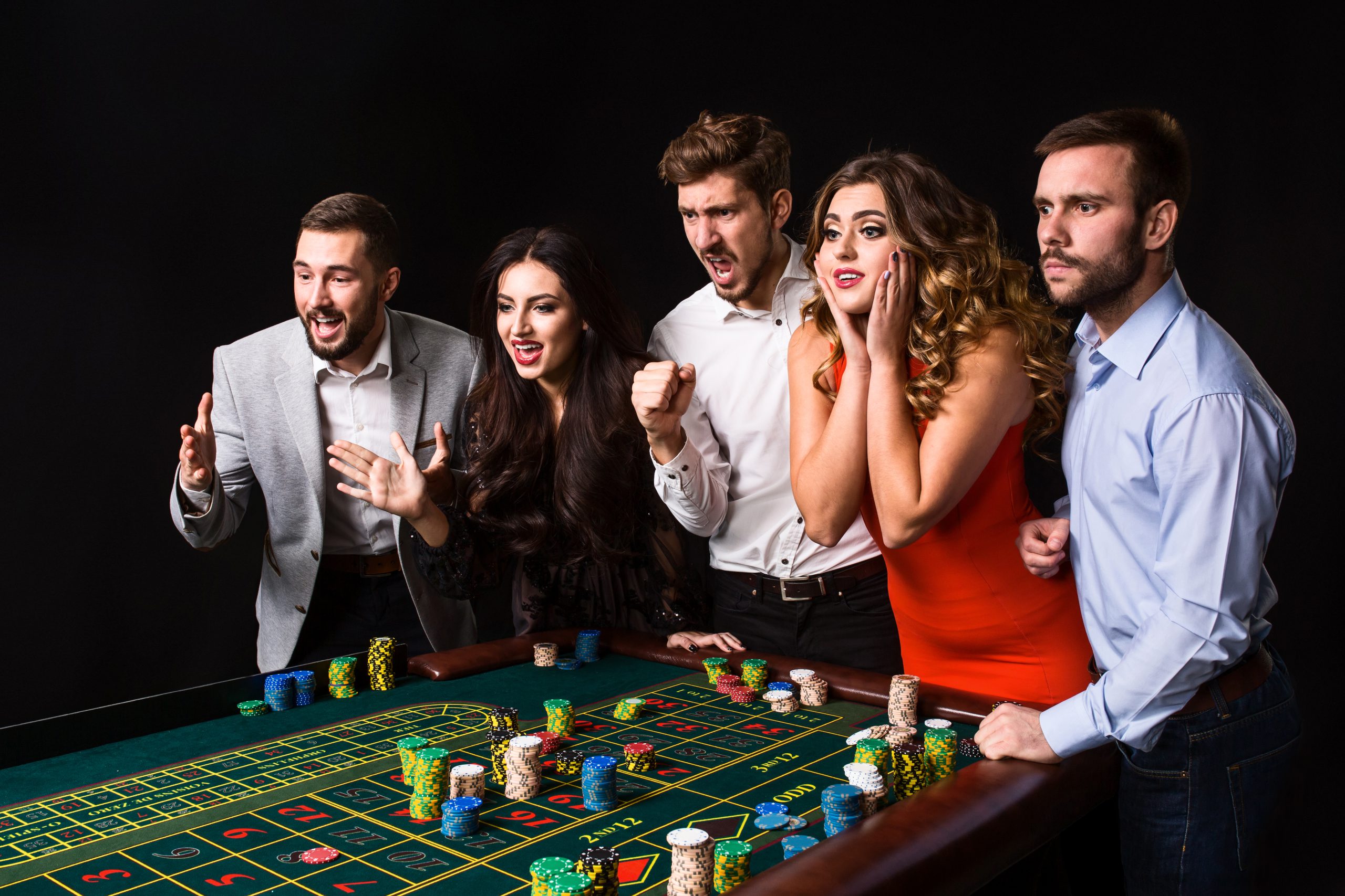 grupa młodych ludzi grających w blackjack - mobilne kasyno na impreze