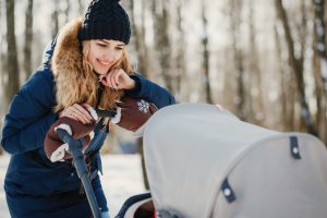 matka z wózkiem odpowiednim do spacerów zimowych